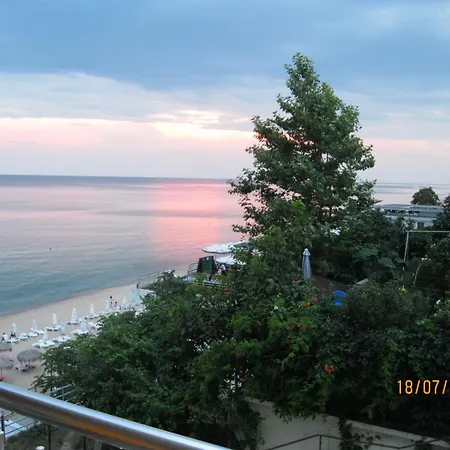 Seafront Апартамент